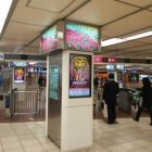 阪神梅田駅（東改札内）／柱デジタルサイネージ（駅構内）